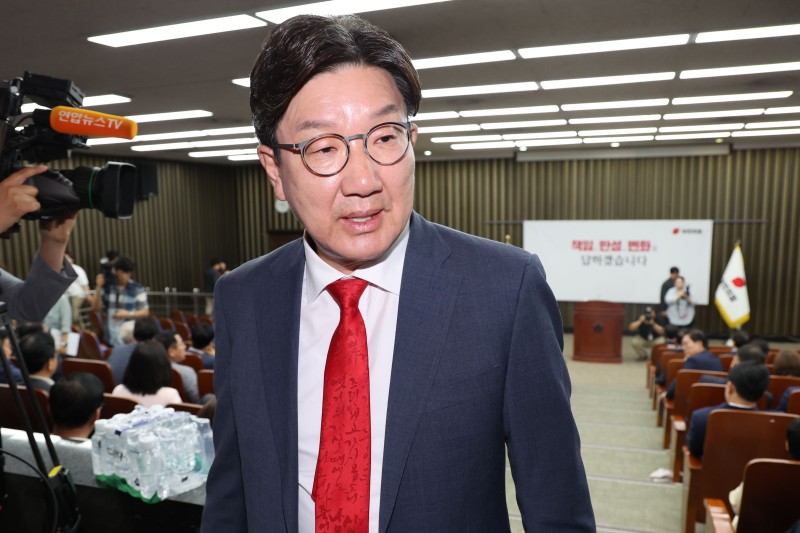 [속보] 권성동 "대통령·<b>총리</b> 모두 전과자...새 정부 정체성인가"