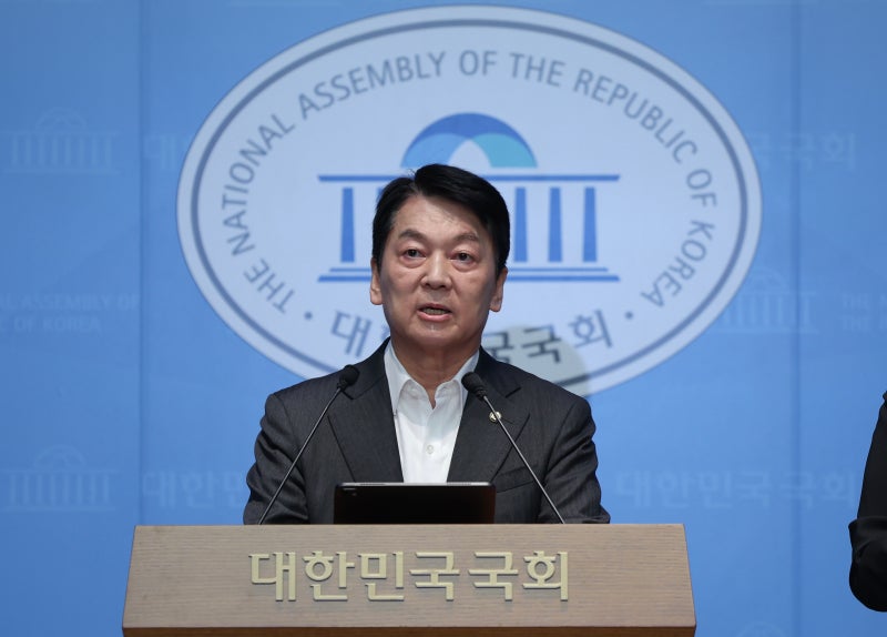 <b>안철수</b>, <b>김문수</b>·<b>한동훈</b>에 "함께 전대 <b>출마</b>해 혁신 경쟁하자"