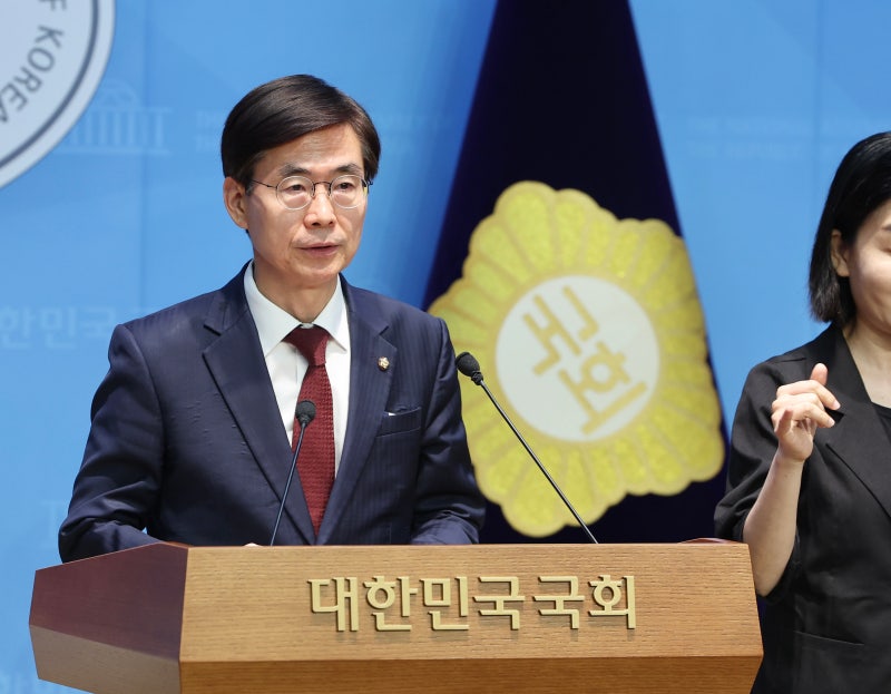 [속보] '계엄으로 죽은 사람 없다' <b>김문수</b>에...조경태 "<b>정계 은퇴</b>하라"