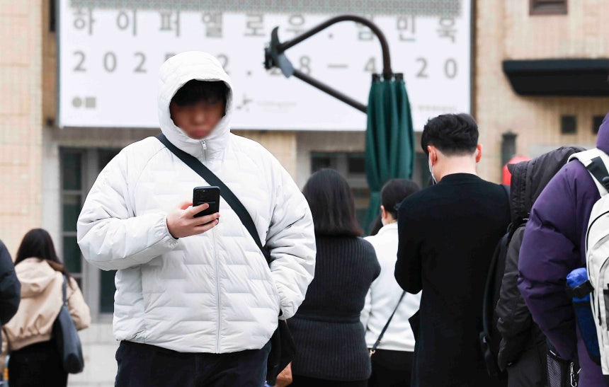 시민들이 출근길에 나서고 있다. 뉴시스 제공