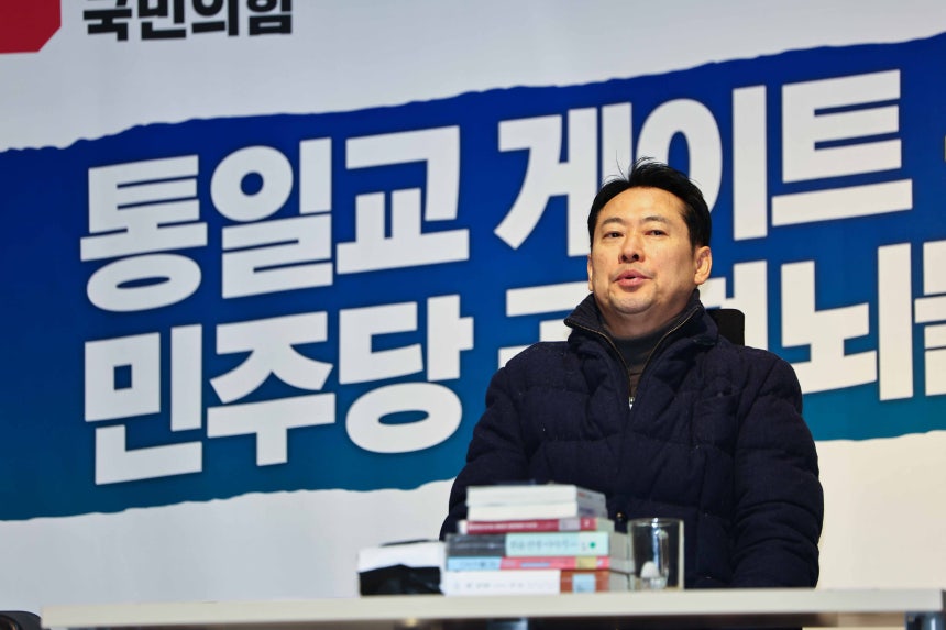 장동혁 국민의힘 대표가 16일 오전 서울 여의도 국회 로텐더홀에서 민주당의 공천 뇌물·통일교 게이트 특검 수용 촉구 단식농성을 하고 있다.뉴시스 제공