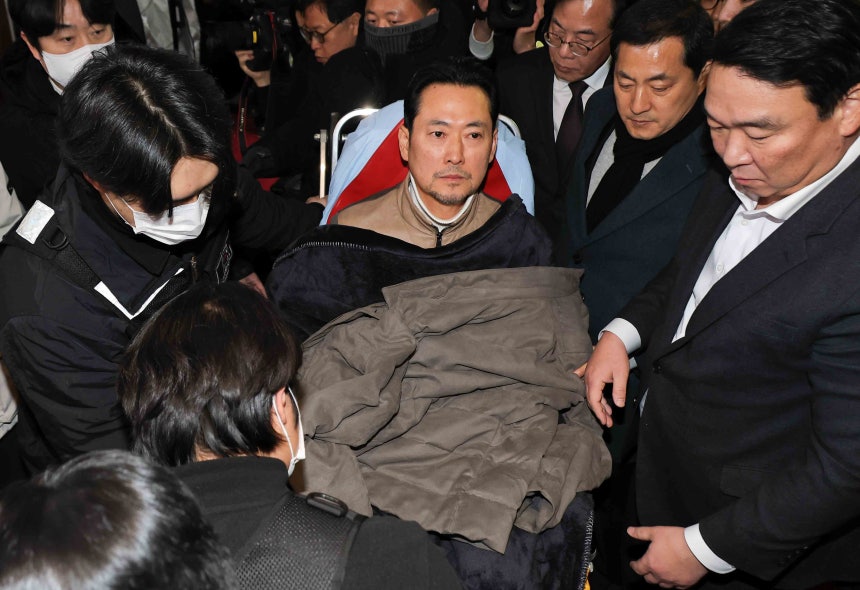 장동혁 국민의힘 대표가 22일 서울 여의도 국회에서 통일교·공천헌금 쌍특검 수용 촉구 단식을 마치고 환자 이송용 침대에 누워 이동하고 있다.(사진 뉴시스) 2026.01.22.