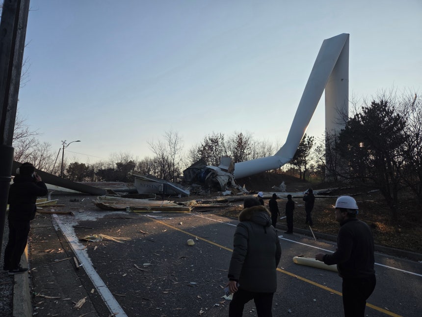 2일 오후 4시40분께 경북 영덕군 영덕읍 창포리 풍력발전단지에서 풍력발전기 1기가 쓰러지면서 도로를 덮쳤다.뉴시스 제공