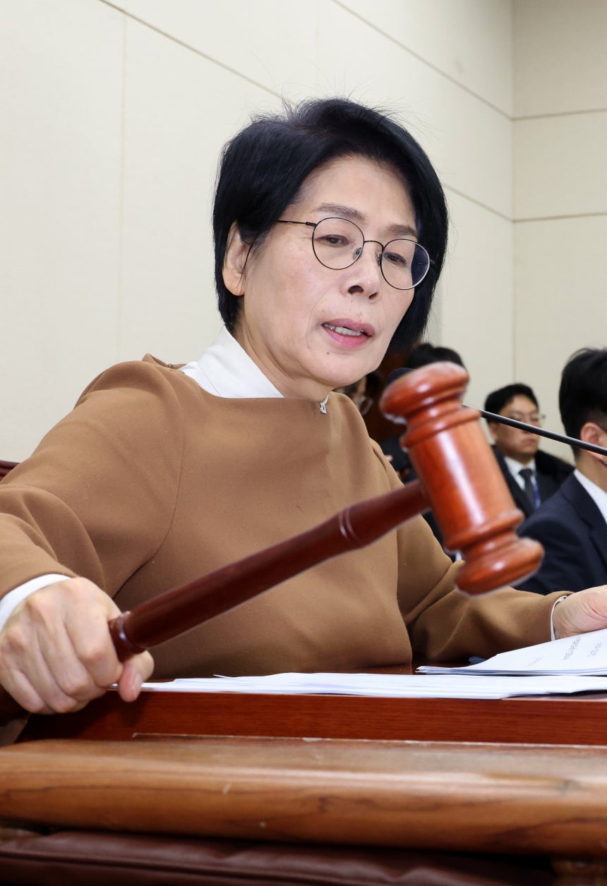 최민희 국회 과학기술정보방송통신위원회 위원장이 25일 오전 서울 여의도 국회에서 열린 전체회의에서 의사봉을 두드리고 있다. (사진 뉴시스)