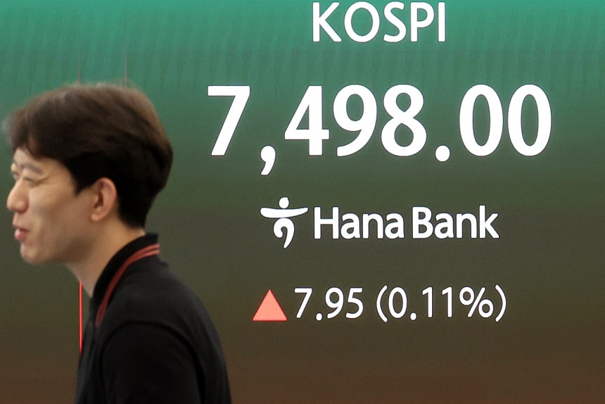코스피가 사상 최고치로 마감한 8일 오후 서울 중구 하나은행 딜링룸 전광판에 종가가 표시되어 있다.뉴시스 제공