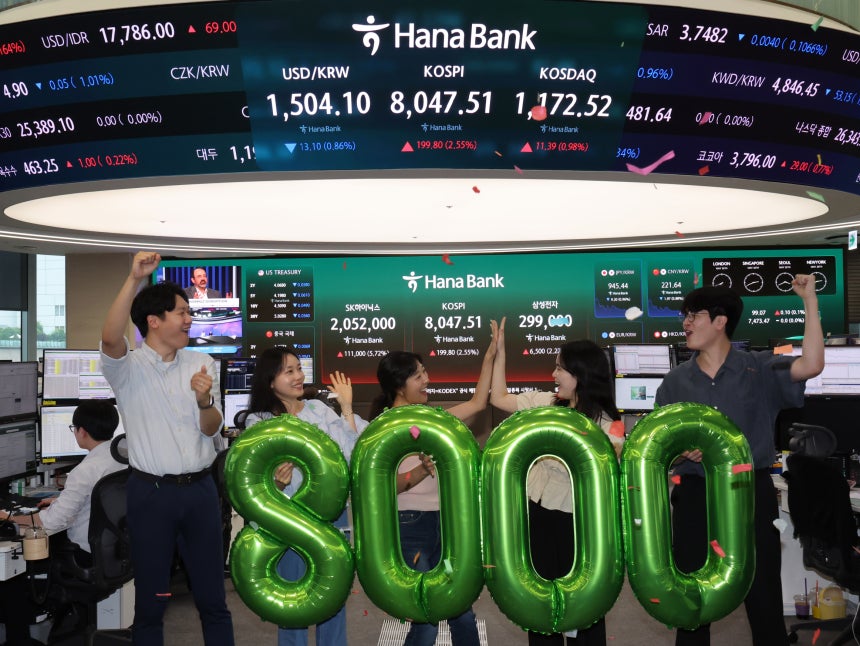 코스피가 사상 처음으로 종가 기준 8000선을 넘어선 26일 오후 서울 중구 하나은행 딜링룸에서 직원들이 축하 세리머니를 하고 있다. 뉴시스 제공