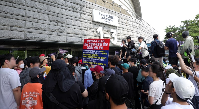 시위대 2천명 개표소 출입구 '전면 봉쇄'...선관위 직원, 기자 무더기 고립