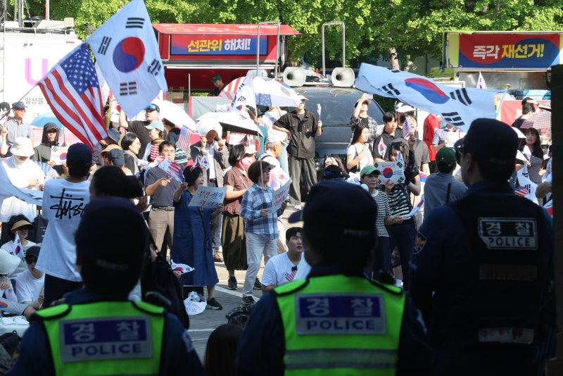"개표소 시위서 핸드볼 선수·기자 불법행위 있었나" 경찰, 가담자 1인 특정