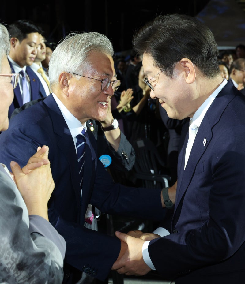 靑 "文 오찬 메뉴, 화합·통합 상징"...윤건영 "국정은 이어달리기"