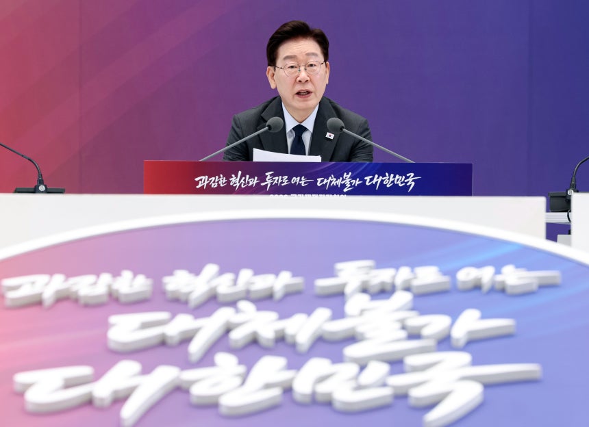 이재명 대통령이 13일 청와대에서 열린 2026년 국가재정전략회의에서 발언하고 있다. (청와대통신사진기자단)