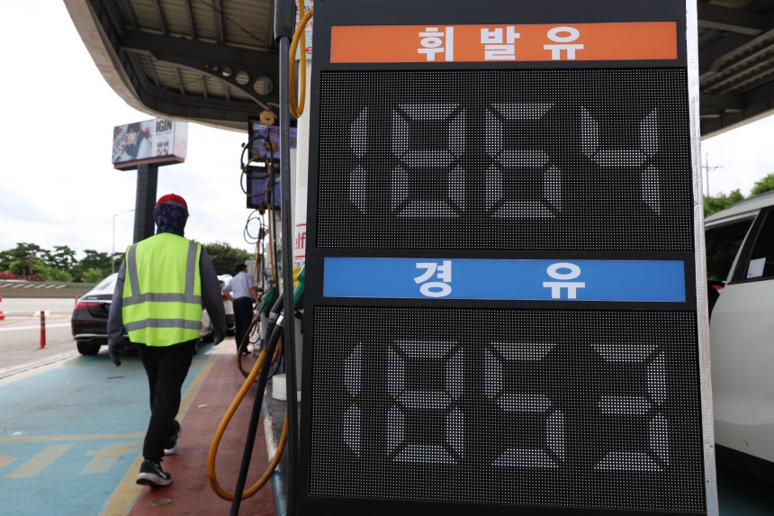 도널드 트럼프 미국 대통령이 대이란 해상 봉쇄 재개를 선언하면서 국제유가가 급등하고 있는 14일 서울 만남의광장 주유소에서 운전자들이 주유를 하고 있다.2026.07.14.뉴시스 제공