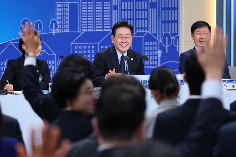 李 대통령 "<b>전세대출</b>, 집값 폭등 주원인...조정할 때 됐다"