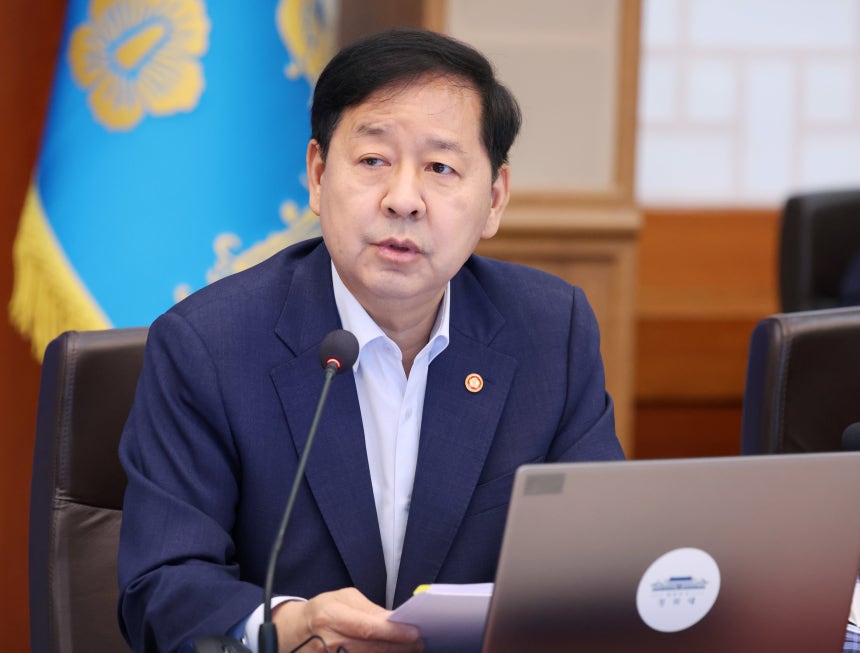 구윤철 경제부총리 겸 재정경제부 장관이 4일 청와대에서 열린 국무회의에서 업무보고를 하고 있다.뉴시스 제공