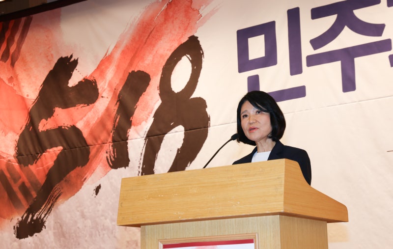"전두환은 살인마 아냐" 육두문자·<b>멱살잡이</b>… <b>이진숙</b> '5·18 토론회' 난...