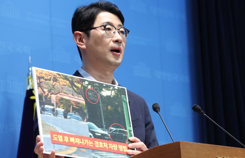 [속보] 38명 다쳤는데 <b>골프장</b> 간 李<b>대통령</b>?… 野 "쇼만 하며 골프" vs 靑...