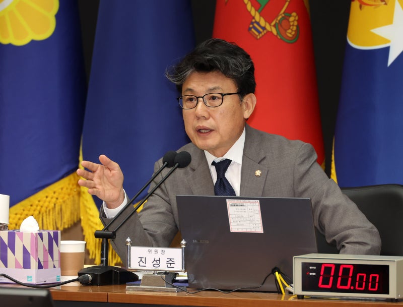 [속보] <b>진성준</b> 국방위원장 "美 <b>비자 발급 거부</b>, 강력 유감 표해“