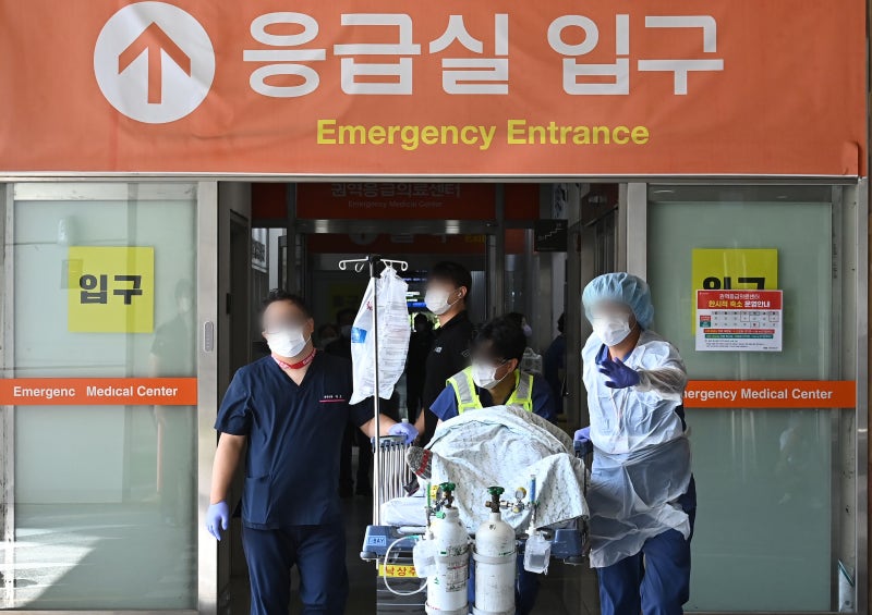 '소아응급실 <b>압수수색</b>' 경찰 간부들 <b>아주대병원</b> 방문