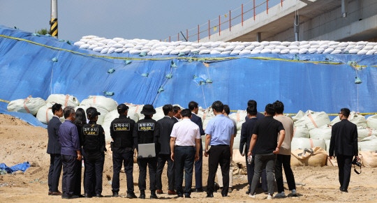 '<b>오송</b> 참사' 청주 미호강 부실 임시<b>제방</b> 공사 <b>감리단장</b> 구속 기소