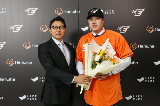 <b>류현진</b> <b>한화</b> 복귀 … 8년 170억 원에 계약 완료
