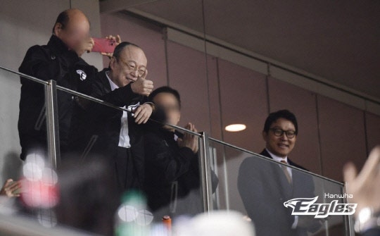 <b>한화 김승연 회장</b>, 또 대전구장 방문…김경문 감독 첫 홈경기 응원