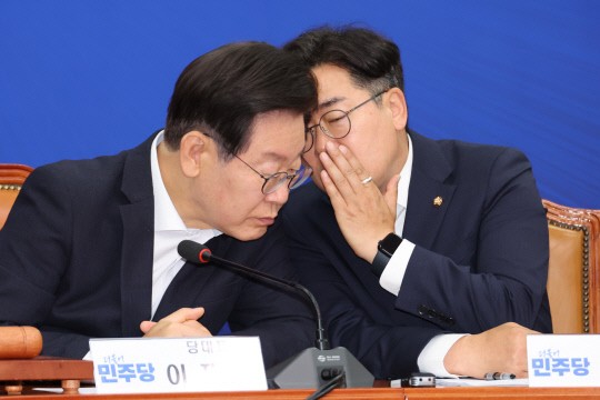 <b>이재명</b>, "<b>정부</b>·<b>여당</b>, 권력 줬더니 불필요한 생떼나 써"