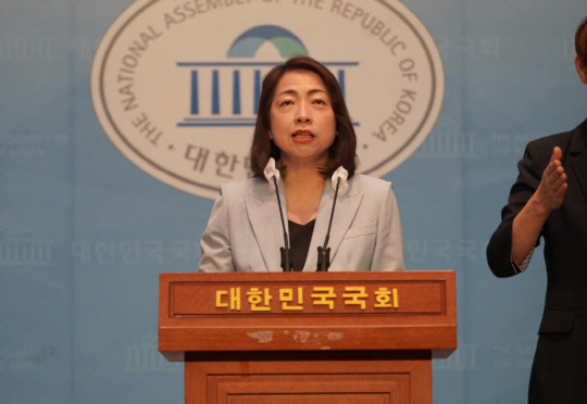 Hwang Jeong-ah, the spokesperson of the Democratic Party. Hwang, spokesperson, screenshot from SNS