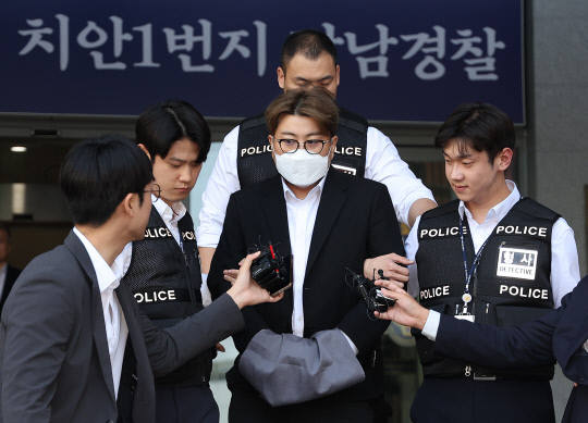 음주 뺑소니 혐의를 받는 가수 김호중이 지난달 31일 오전 서울 강남구 강남경찰서에서 검찰로 송치되며 취재진의 질문에 답하고 있다.연합뉴스