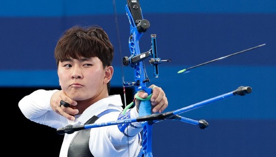 김제덕, 악천후 흔들림 없었다…<b>양궁</b> 남자 <b>개인전</b> <b>16강</b> 막차 탑승