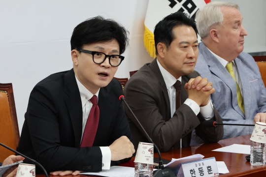 한동훈 "<b>이재명</b>, <b>유죄</b> 판결 막기 위해 <b>총동원령</b>…사법부 겁박"