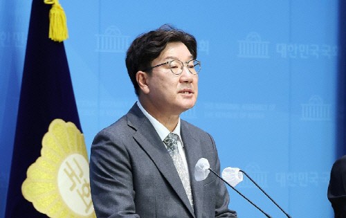 <b>권성동</b>, 한동훈 <b>당원게시판</b> 논란에 "억울하면 법적조치"