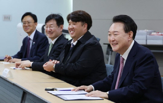 尹 "저도 칠삭둥이로 태어나…<b>이른둥이 지원</b> 대폭 강화 계획"