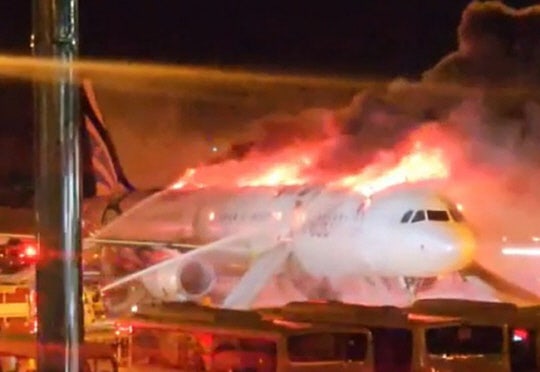 [속보] <b>김해공항 에어부산 항공기</b>서 불… 승객 169명 비상탈출