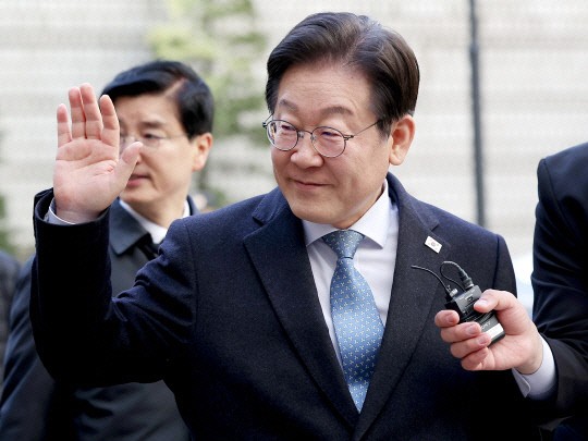 <b>이재명</b>, '<b>선거법 2심</b>' 재판부에 <b>위헌심판</b>제청 추가 신청