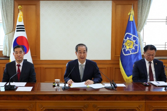 한덕수 대행, 정진석 등 <b>대통령실</b> 일괄<b>사표</b> '<b>반려</b>'