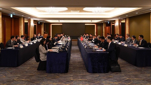 한국 "<b>서해</b> 무단 설치 <b>구조물</b>, 깊은 우려"… 中 "양식 시설일 뿐"