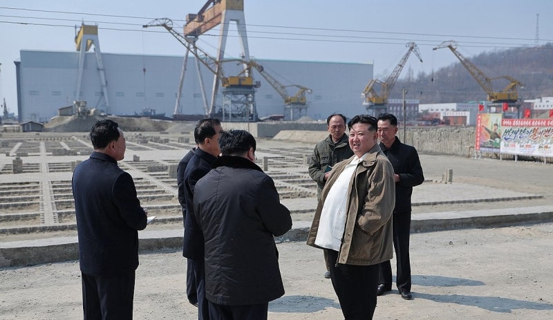 북, 5000t급 신형 '<b>최현급</b>' <b>구축함</b> 진수…<b>김정은</b> "원양함대 건설"