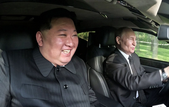 스) 김정은 북한 국무위원장이 푸틴 러시아 대통령과 금수산영빈관 정원구역에서 시간을 함께 보내며 친교를 다졌다고 조선중앙통신이 20일 보도했다. 연합뉴스
