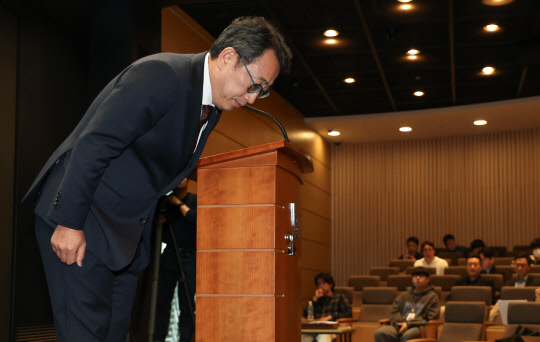 유영상 SK텔레콤 대표이사가 2일 서울 중구 SKT타워에서 열린 유심 정보 유출 관련 일일 브리핑에서 고개 숙여 사과하고 있다.연합뉴스
