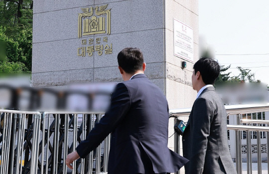 윤석열 전 대통령이 연루된 해병대 채상병 순직 사건 외압 의혹을 수사하는 고위공직자범죄수사처 관계자들이 7일 서울 용산 대통령실 민원실을 들어가고 있다.연합뉴스