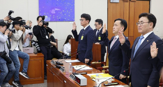 8일 국회 과학기술정보방송통신위원회 전체회의에서 열린 SK텔레콤 유심 해킹 사건 청문회에서 유영상 SK텔레콤 대표이사 등이 증인선서를 하고 있다.연합뉴스.