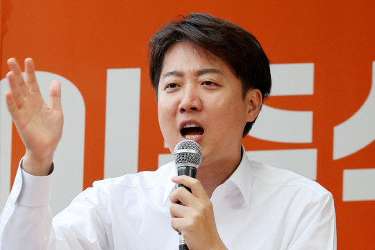 이준석 개혁신당 대선 후보가 19일 오후 광주 북구 전남대학교 후문 앞에서 열린 유세에서 지지를 호소하고 있다. 연합뉴스