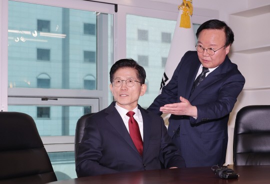 김재원 "<b>김문수 당권 도전</b>, 당원·국민 뜻 따라 달라져"