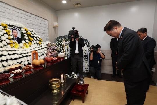 <b>우원식</b> 의장, <b>김충현씨</b> 빈소 찾아 "국회 도리 다할 것"
