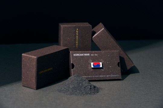 <b>한화</b>이글스, '자유수호의 철' 담은 <b>태극기 배지</b> 2만 개 배포