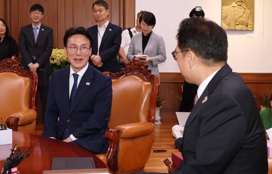 김민석 총리 "<b>폭염 취약층 보호</b>대책 전면 재점검" 긴급 지시