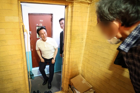김<b>총리</b>, 연일 불볕더위에 대전 <b>쪽방촌</b> 찾았다… 현장 점검