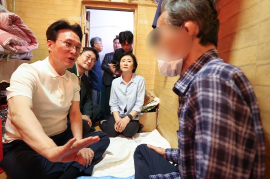 대전 온 <b>김민석</b>… 연일 불볕더위에 <b>쪽방촌</b> 현장 점검