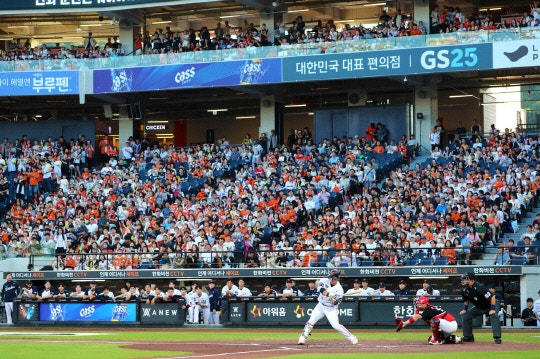 단독 선두' <b>한화</b>, 최재훈 <b>역전 3점포</b>…KIA 꺾고 5연승