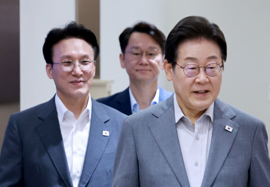 President Lee Jae-myung and Prime Minister Kim Min-seok entering a cabinet meeting at the presidential office building in Yongsan, Seoul on the 15th. Yonhap News