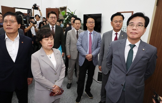 <b>권성동</b>·이철규 사무실 압수수색… 국힘 "<b>정치</b>특검, 야당 <b>탄압</b>"